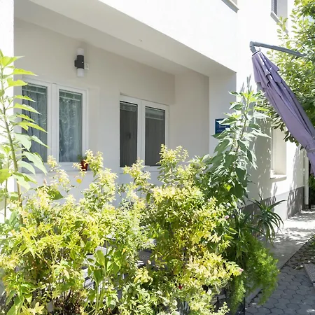 Apartment In Podstrana Near The Sea, River & Mountain Between Omis & Split Exterior foto
